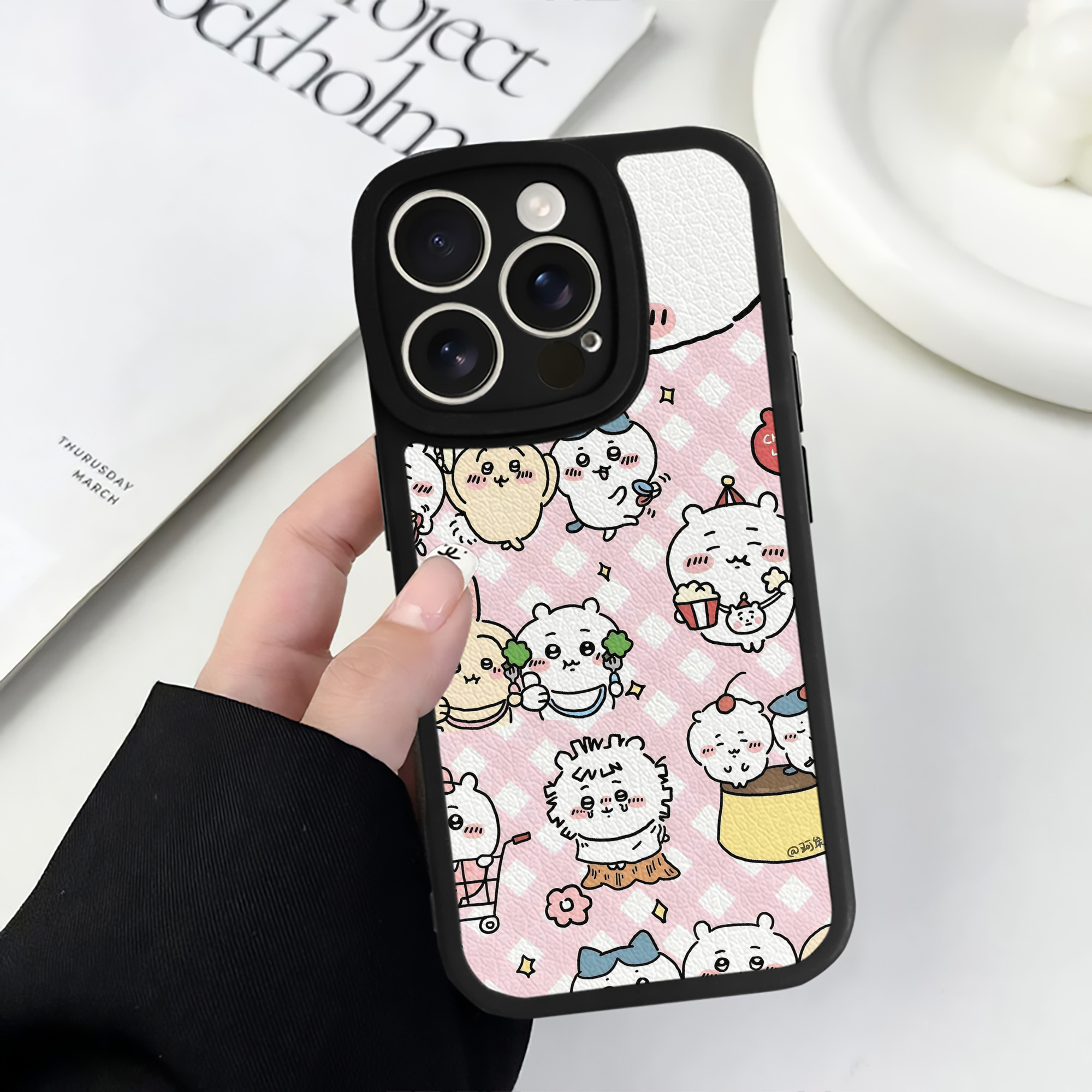 （画像用） ちいかわ Chii-kawa 【iPhone 16シリーズ対応】シリコンスマホケース（レザー調） 材質：シリコン